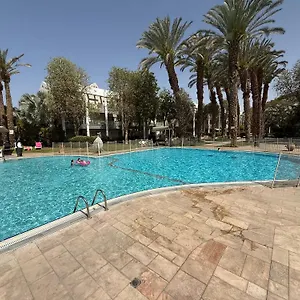 Pool Side Luxury At Royal Park-new Listing דירה